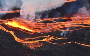 Hình ảnh núi lửa lớn nhất thế giới phun trào sau gần 40 năm
