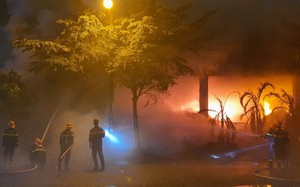 Nhà kho đang khóa bất ngờ bốc cháy, khói bay mù mịt nội thành Quy Nhơn