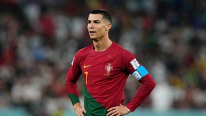 HLV chê trách, CĐV tẩy chay, Ronaldo dự bị khi Bồ Đào Nha đấu Thụy Sĩ?