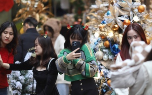 Hà Nội: Phố Hàng Mã nhộn nhịp trước lễ Giáng sinh