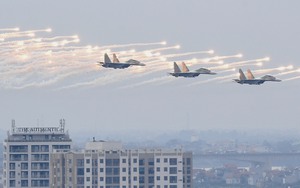 Máy bay Su-30 gầm thét, "phun lửa" trên dàn vũ khí ở Triển lãm Quốc phòng