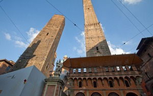 Du khách bất ngờ với lý do hai tòa tháp nghiêng nổi tiếng tại Ý