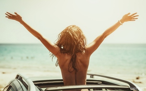 Bất ngờ với đảo du lịch “bật đèn xanh” cho phụ nữ để ngực trần trên bãi biển