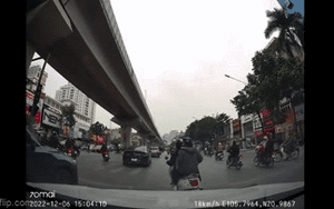 Clip NÓNG 24h: Tạt đầu hai ô tô liên tiếp để sang đường, 2 nữ sinh đi xe máy nhận cái kết đắng