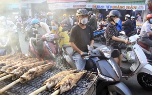 Người Sài Gòn đổ xô mua cá lóc nướng cúng Thần tài, một gia đình bán 3 tấn cá