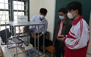 Học sinh chế tạo robot lấy mẫu xét nghiệm Covid-19