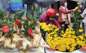 Đi chợ ngày rằm tháng Giêng: Rau xanh, hoa tươi "giảm nhiệt" nhưng giá vẫn cao, thịt, gà, tôm, cá giá như ngày thường