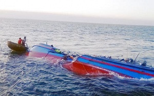 Quảng Bình: Một tàu cá bị sóng đánh chìm, 11 thuyền viên may mắn thoát nạn