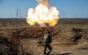 CẬP NHẬT: Tình hình Ukraine, pháo kích vang khắp mặt trận Donbass, Nga ồ ạt rút khí tài hạng nặng