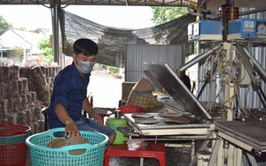 Cả làng phục lăn anh nông dân Tây Ninh không bằng cấp sáng chế ra máy nướng bánh đa thơm lừng