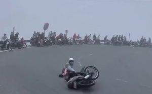 VIDEO: Nguy hiểm quái xế phi xe máy &quot;biểu diễn&quot; rồi tự ngã trên đèo Hải Vân