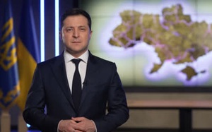 Tổng thống Ukraine Zelensky nói gì với người dân sau động thái của Nga ở Donbass?