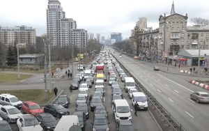 Hình ảnh những hàng xe tắc dài trên đường phố, khi người dân cố dời khỏi thủ đô Kiev