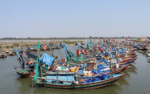 Ra biển mất thêm mấy trăm ngàn tiền xăng, dầu, tàu đánh cá ở Thanh Hóa nằm bờ