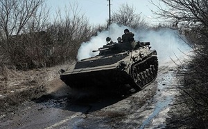 Video xe tăng, xe bọc thép ùn ùn tiến vào Ukraine qua biên giới Belarus