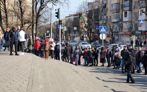 Thư Ukraine: Ngày đầu tiên của chiến dịch quân sự: Người dân xếp hàng vào ngân hàng lấy tiền và tài sản mang về