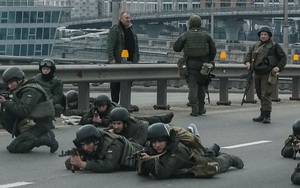 Chiến sự Ukraine ngày 26/2: Giao tranh lan đến ngoại ô Kiev, lính dù Nga đổ bộ tấn công