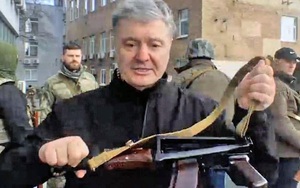 Bất ngờ cựu Tổng thống Ukraine Poroshenko cầm súng AK-47 xuống đường bảo vệ Kiev 