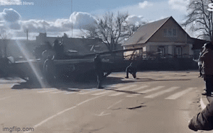 Video: Người đàn ông Ukraine run sợ quỳ gối trước đoàn xe tăng Nga