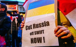 Nếu bị loại khỏi Swift, hệ thống tài chính Nga có thể bị tê liệt, Mỹ và Châu Âu cũng dính "đòn đau"