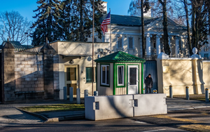 Mỹ cho phép nhân viên ngoại giao rời đại sứ quán tại Nga, Belarus