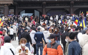 Hàng nghìn người đi lễ chùa Tam Chúc mùng 3 Tết