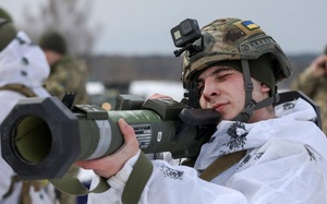 Hình ảnh binh sĩ Ukraine hào hứng tập trận với vũ khí của Mỹ