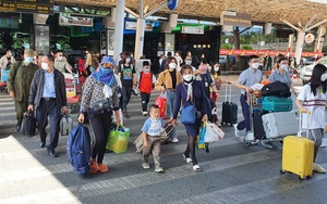 Sân bay Tân Sơn Nhất đông nghịt người trở lại TP.HCM sau Tết