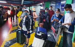 Sân bay Tân Sơn Nhất đông nghẹt, giá cước xe taxi, xe công nghệ tăng gấp đôi, khách giành nhau đi