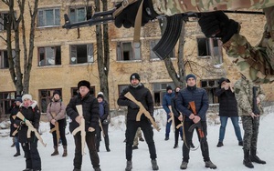 Ảnh thế giới 7 ngày qua: Người Ukraine tập bắn súng và lính Mỹ được triển khai tới Đông Âu