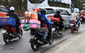 Hàng nghìn xe máy chen chân với ô tô rời khỏi Đà Lạt