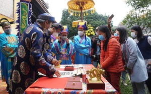 Du khách xếp hàng xin chữ đầu năm ở Hoàng cung Huế 