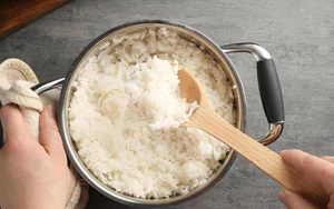 Nấu cơm đừng cho gạo vào nồi luôn, thêm 3 bước này cơm mới thơm trắng dẻo