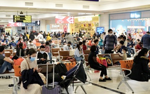 Sau Tết người dân đổ dồn về sân bay Nội Bài tăng cao