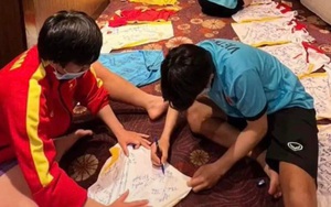Cầu thủ ĐT nữ Việt Nam rủ nhau "chơi" Tiktok, mệt nhoài vì ký áo kỷ niệm