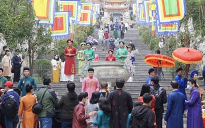 TT-Huế: Đông đảo người dân, du khách dâng hương tại đền Huyền Trân Công chúa 