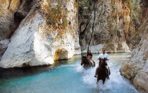 Hy Lạp: Trải nghiệm dòng sông huyền bí dẫn tới “thế giới ngầm” mê hoặc khách du lịch