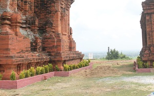 Xây gạch, quét sơn "loè loẹt" quanh chân tháp cổ 1.000 năm tuổi gây phản cảm