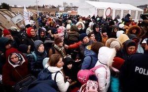 Trực tiếp: Người dân tị nạn Ukraine ùn ùn tràn qua biên giới vào Ba Lan