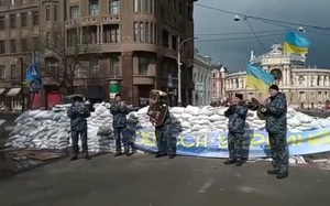 Hải quân Ukraine chơi bản hit "Don't worry, be happy" để động viên tinh thần người dân ở lại Odessa