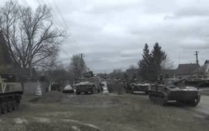 Hình ảnh đoàn xe thiết giáp "khủng" và lính phòng không tăng cường của Nga tiến vào thủ đô Kiev