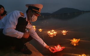  Hà Tĩnh: Hàng trăm cựu chiến binh và người thân thả đèn hoa tưởng nhớ liệt sĩ Gạc Ma