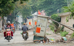 Hà Nội: Hàng chục bốt điện &quot;chống nạng&quot; nằm siêu vẹo giữa đường gây nguy hiểm cho người dân
