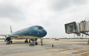 Chuyến bay chở du khách quốc tế đầu tiên đến Việt Nam hạ cánh sân bay Tân Sơn Nhất