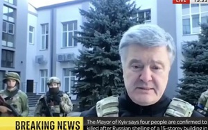 Cựu tổng thống Ukraine xuất hiện mặc áo rằn ri, cầu xin NATO điều này