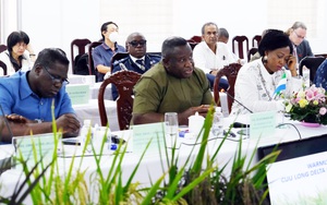 Tổng thống Sierra Leone đến thăm, làm việc tại Viện Lúa Đồng bằng sông Cửu Long