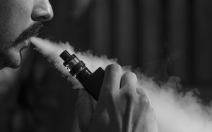 Sức khỏe quý ông: Hút thuốc lá điện tử có thể nguy hại đến "vũ khí"