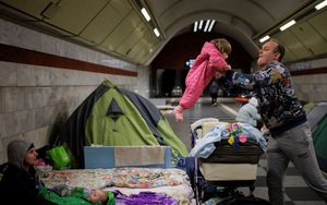 Người dân Kiev dần quen với cuộc sống ở ga tàu điện ngầm sau 3 tuần chiến sự