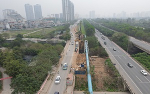 Hà Nội: Cảnh tấp nập trên công trường mở rộng, chống ngập lụt tại Đại lộ Thăng Long   