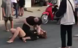 Vụ 2 thiếu nữ đánh nhau dữ dội giữa đường ở Cà Mau: Một người là nữ sinh lớp 9